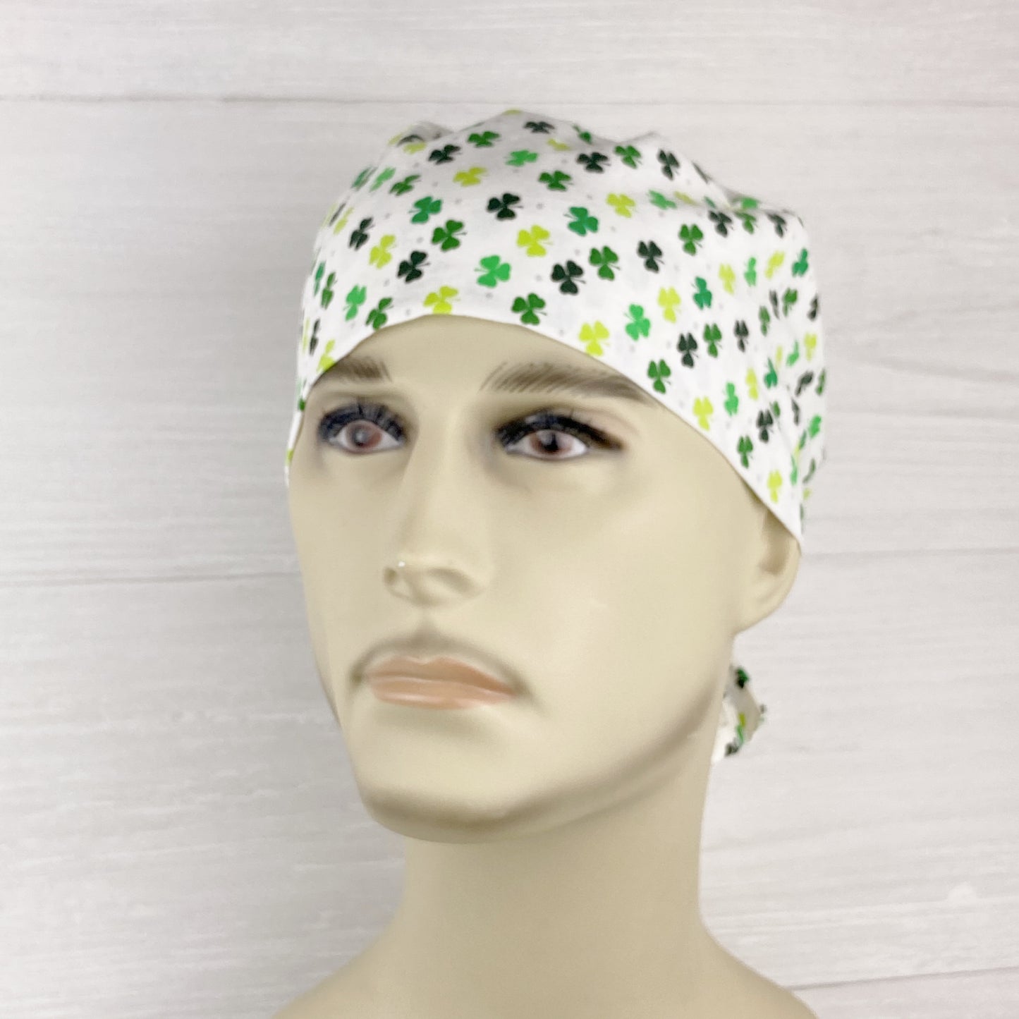 Tiny Clovers on White Men's Scrub Hat
